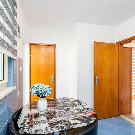 & Alan - One Bedroom With Balcony And Sea View Apartment