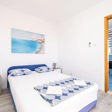 & Alan - One Bedroom With Balcony And Sea View Apartment *
