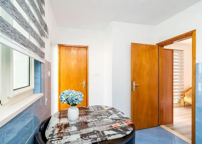 & Alan - One Bedroom With Balcony And Sea View Apartment