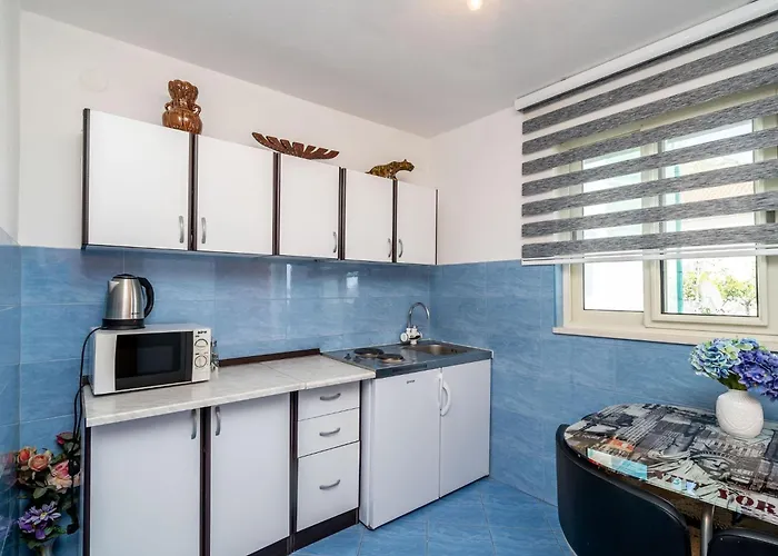 & Alan - One Bedroom With Balcony And Sea View Apartment *