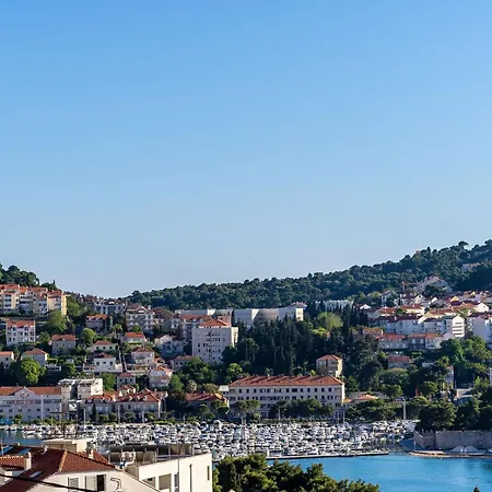 شقة & Alan - One Bedroom With Balcony And Sea View